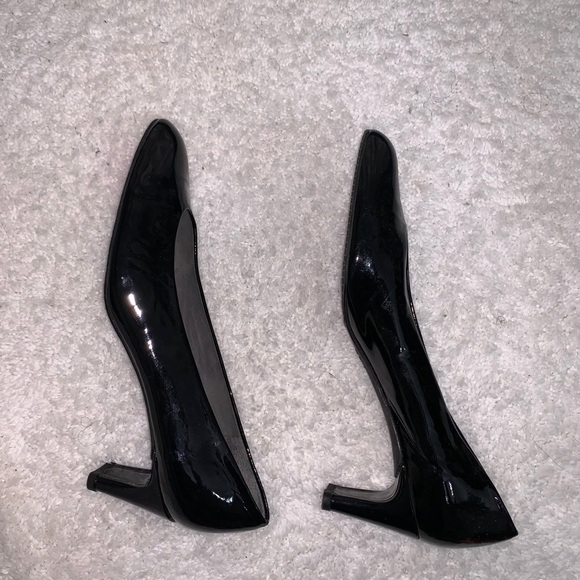 StuartWeizman 90s Vintage Black PatentLeather Pump - Picture 3 of 6